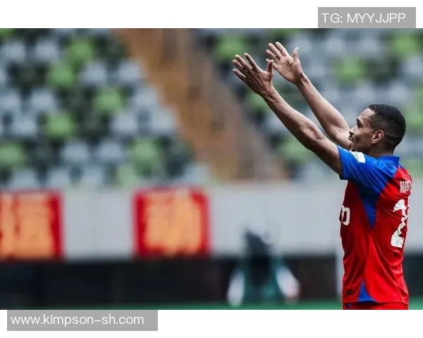 总是快要摔倒的足球明星背后的坚持与奋斗故事